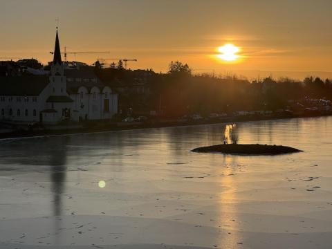 mynd af hólmanum í tjörninni.