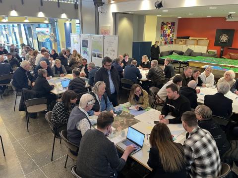 Strong attendance at the Kjalarnes resident forum.