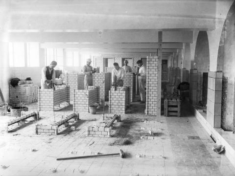 1935-1937, múrarar að hlaða upp veggi og flísaleggja í búningsklefum Sundhallar Reykjavíkur. Ljósmynd Óskar Gíslason