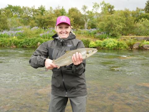 Heiða Björg Hilmisdóttir, borgarstjóri, með lax sem hún veiddi við opnun Elliðaánna í morgun.