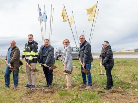 Groundbreaking ceremony at Haukahlíð in Reykjavík. From left: Gylfi Gíslason, managing director of Jáverk; Björn Traustason, managing director of Bjarg; Magnús M. Guðmundsson, managing director of BSRB; Heiða Björg Hilmisdóttir, mayor of Reykjavík City; Finnbjörn A. Hermannsson, president of ASÍ; and Guðrún Kristjánsdóttir, Bjarg staff member.