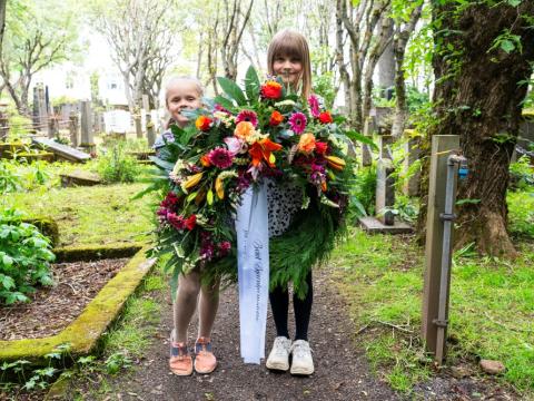 Tvær ungar stúlkur þær Lína Björk Jansdóttir Dobrowolska og Auður María Elídóttir báru blómsveig að leiði Bríetar.