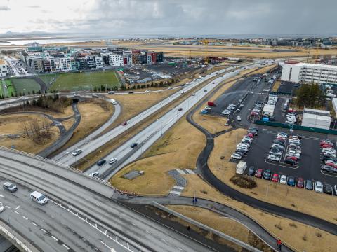 View over Miklabraut and the Hlíðarendi area.