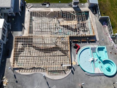 Viðgerðir á Vesturbæjarlaug, búið að byggja yfir laugarkarið til að sinna viðhaldi.