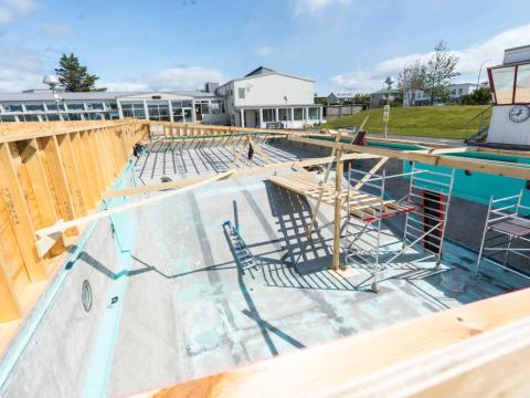 Vesturbæjarlaug fyrr í sumar þegar viðgerðir voru í fullum gangi.