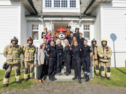 Fire safety bear Bjørnis posed at Höfði alongside immediate family and supporters of the Bjørnis project.