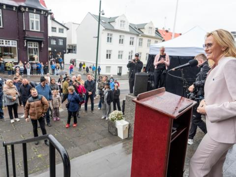 Heiða Björg Hilmisdóttir, borgarstjóri við setningu Menningarnætur á tröppum Þjóðleikhússins.