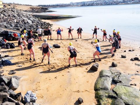 Ylströndin í Nauthólsvík - sjósundshópurinn Glaðari þú að undirbúa sjósund