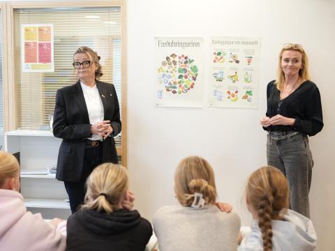 fólk að tala saman