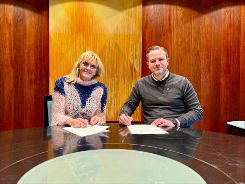 Mayor Heiða Björg Hilmisdóttir and Kári Garðarsson, executive director of Samtökin '78, sign the new contract. 
