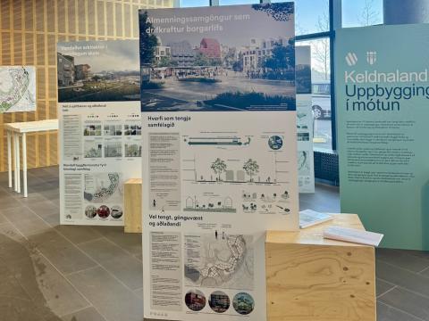 sýningarspjöld með myndum í sal