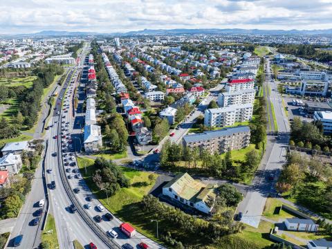 Aerial view of the city, looking east. Miklabraut on the far left, then Eskihlíð and Skógarhlíð 
