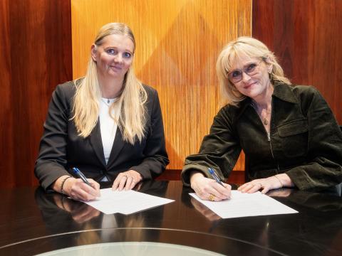 KR chair Þórhildur Garðarsdóttir and mayor Heiða Björg Hilmisdóttir sign documents