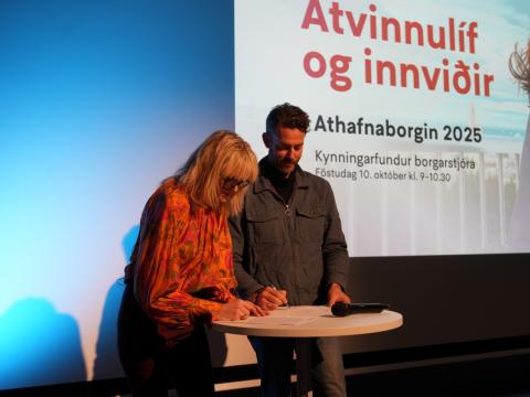 Heiða Björg og Gísli Örn undirrita viljayfirlýsingu