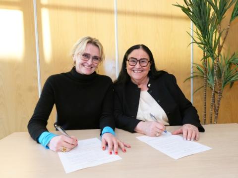 Mayor Heiða Björg Hilmisdóttir and Inga Sæland, minister of social affairs and housing, sign the declaration of intent.
