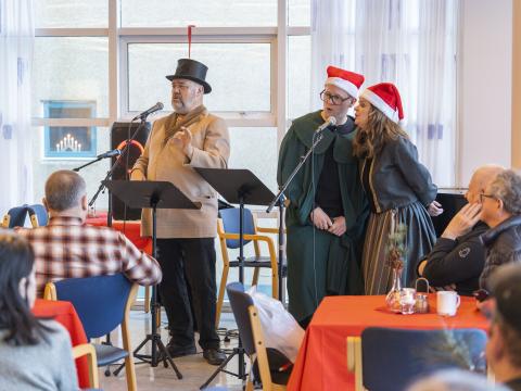Three actors during a National Theater Advent performance. 