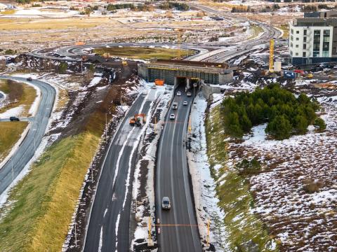 yfirlitsmynd yfir götu og brú