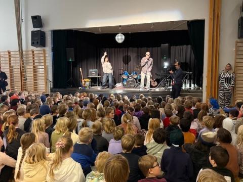 Júlí Heiðar and Dísa premiere the song at Grandaskóli.