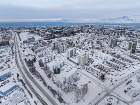 Loftmynd af snæviþöktum götum í Reykjavík.