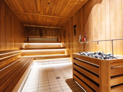 Ný sána í Vesturbæjarlaug. Viður, ekkert fólk, steinar í forgrunni.