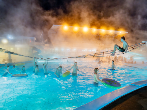 Börn að leik í Laugardalslaug