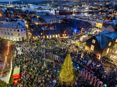 Reykvíska jólatréð á Tinghúsvellinum í miðborg Þórshafnar.