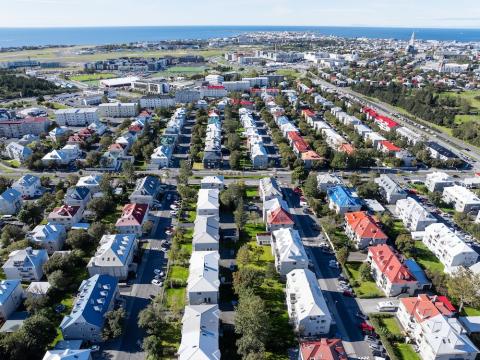 loftmynd af götum, húsum og gróðri í Hlíðahverfi í Reykjavík.
