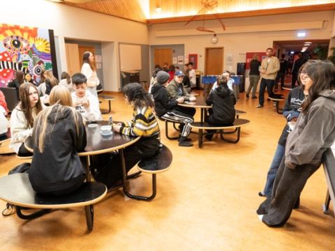 Hólabrekkuskóli í Breiðholti, börn sitja frammi á gangi.