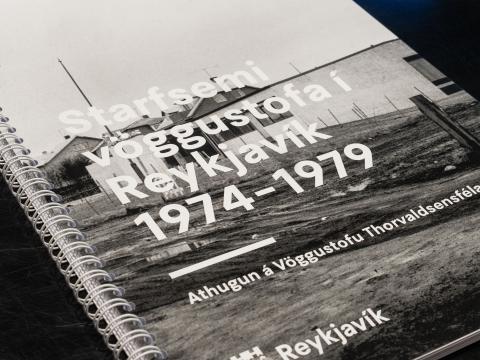 Mynd, tekin skáhallt, á skýrslu um starfsemi vöggustofa í Reykjavík 1974-1979
