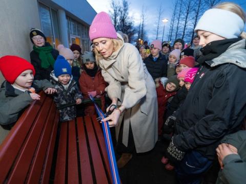 Heiða Björg Hilmisdóttir borgarstjóri vígir Vinabekkinn við Engjaskóla með því að klippa á borða að viðstöddum nemendum skólans