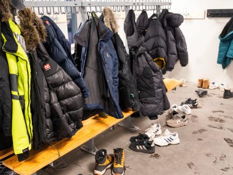 Fatahengi í skóla fullt af unglingalegum úlpum. 