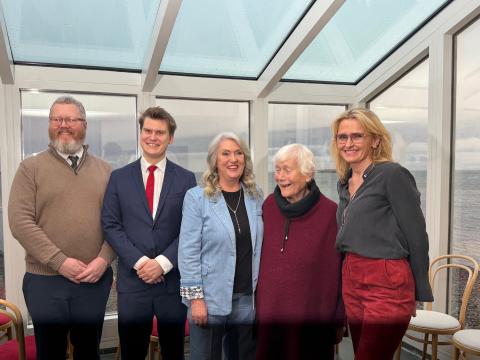 Hópmynd við friðlýsingu Laugarnestanga: Dr. Rúnar Leifsson, forstöðumaður Minjastofnunar, Jóhann Páll Jóhannsson, umhverfis-, orku- og loftslagsráðherra, Þuríður Sigurðardóttir Laugarnesvinur, Birgitta Spur, stofnandi Listasafns Sigurjóns Ólafssonar og Laugarnesvinur og Heiða Björg Hilmisdóttir borgarstjóri.