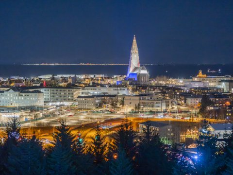 Aerial photo of Reykjavík showing Hallgrímskirkja.