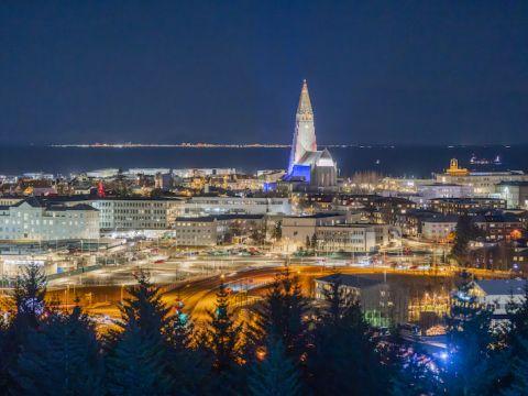 loftmynd af Reykjavík sem sýnir Hallgrímskirkju.