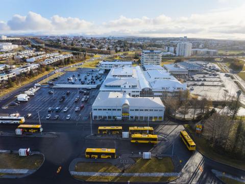 Mjódd, loftmynd. Í forgrunni strætisvagnar og framhlið biðstöðvar