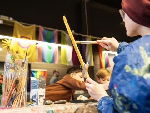 Mynd af börnum að mála og föndra.