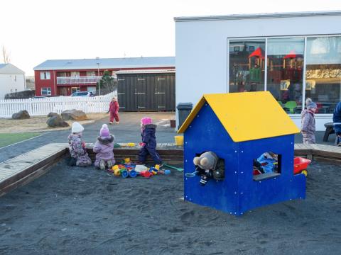 Mynd af börnum að leika á leikskólalóð.