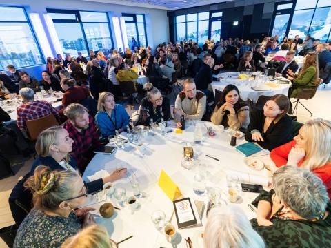 Frá öryggisviku 2026. Öryggisverðir og öryggistrúnaðarmenn sóttu ráðstefnu þar sem sérfræðingar í vinnuvernd fluttu fjölbreytt erindi. Fjöldi fólks situr við hringborð.