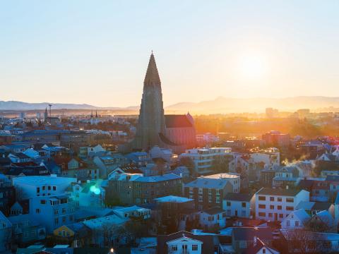 Yfirlitsmynd af Reykjavík, Hallgrímskirkja í miðju myndar.
