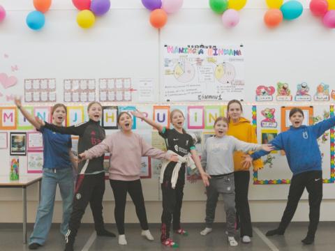 Stúkur í Engjaskóla fyrir framan hamingjuvegg í skólanum.