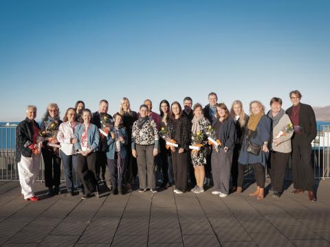 Hópmynd tekin úti á svölum af þeim sem fengu styrk velferðarráðs úr borgarsjóði. Á myndinni eru líka fulltrúar velferðarráðs og sviðssstjóri velferðarráðs. 