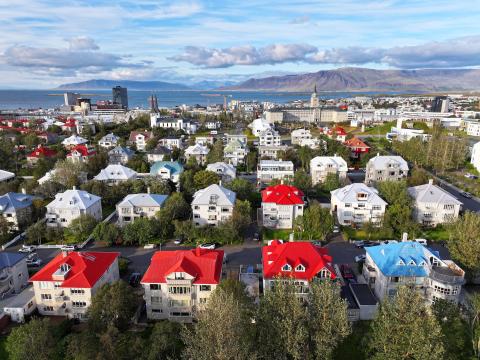 Reykjavík séð frá Hlíðum og út að Esju