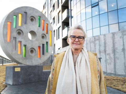 Listakona við listaverk.