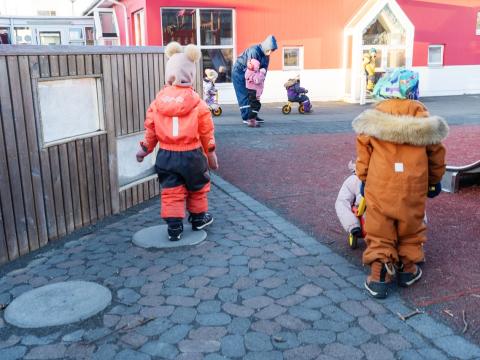 Börn á leikskólalóð að leik.
