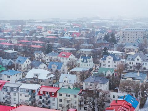 Drónamynd af miðborg Reykjavíkur í snjókomu