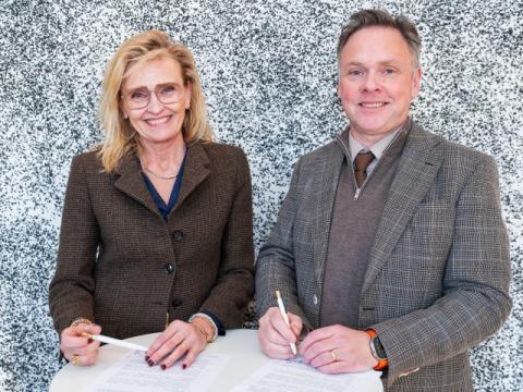 Heiða Björg Hilmisdóttir, borgarstjóri, og Jón Björn Hákonarson formaður, Sambands íslenskra sveitarfélaga, við undirritun samningsins