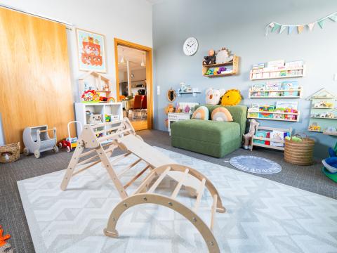 Eitt af litríkum og hlýlegu herbergjum sem eru í fjölskylduheimilinu Mánabergi. 