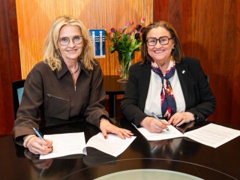 Heiða Björg and Inga Sæland at the agreement signing at Reykjavík City Hall
