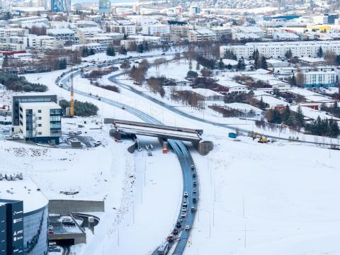 yfirlitsmynd yfir hús og veg