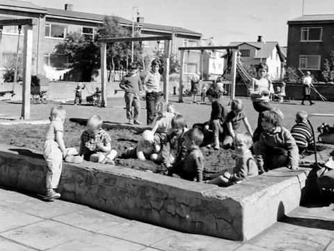 Börn að leik við verkamannabústaðina
